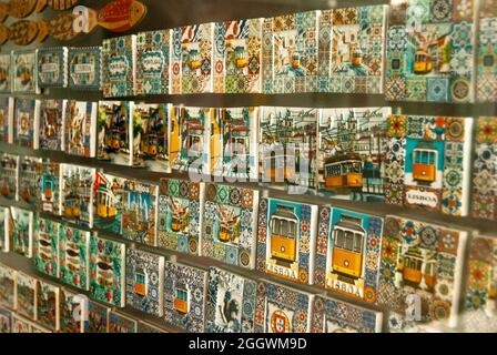 Une collection d'aimants colorés avec de célèbres chariots jaunes Text Lisbon souvenir stand dans un magasin Banque D'Images