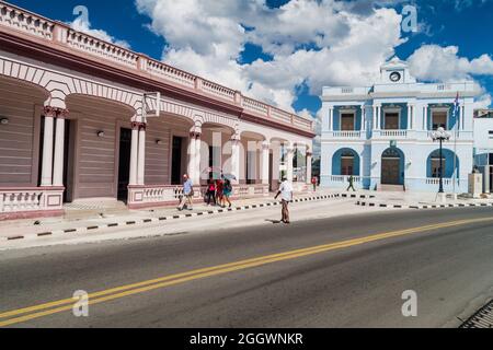 LAS TUNAS, CUBA - 27 JANVIER 2016 : anciens bâtiments dans le centre de Las Tunas. Banque D'Images