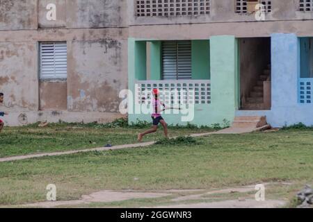 GIBARA, CUBA - 29 JANV. 2016: Boy joue le baseball dans le village de Gibara, Cuba Banque D'Images