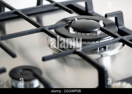 Grand brûleur à gaz double sur la table de cuisson à gaz moderne Banque D'Images