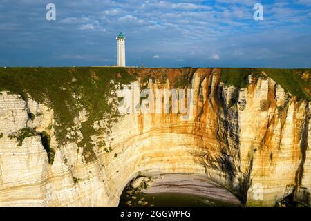 Photo aérienne du phare d'Antifer et des falaises calcaires en Normandie, près d'Etretat. Banque D'Images