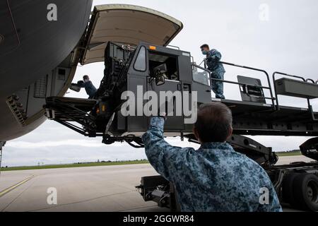 Guide du personnel de la Force aérienne de la République de Singapour Sgt. Jordan Gilchrist, 726e Escadron de mobilité aérienne superviseur des services d'aéronefs, lorsqu'ils chargent du fret sur un avion de transport de camion-citerne multirôle RSAF A330 à l'aide d'un chargeur de fret Tunner 60K sur la base aérienne de Spangdahlem, Allemagne, le 29 août 2021. Les membres des Forces armées de Singapour, arrivés à Spangdahlem AB le 27 août, se sont alliés à des aviateurs de la 52e Escadre de chasseurs et de la 726e AMS pour apporter un soutien supplémentaire aux opérations d'évacuation en Afghanistan. Les visages des membres de la RSAF étaient flous en termes de sécurité. (É.-U. Photo de la Force aérienne par Tech Banque D'Images