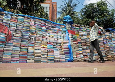 Dhaka, Bangladesh. 3 septembre 2021. Un homme regarde des livres empilés qui ont été mis aux enchères à des prix très bas sur le marché extérieur en raison de la fermeture des librairies en raison du manque de ventes en raison de la situation Covid-19. Les anciennes librairies de la capitale Newmarket ont subi des pertes dues à la fermeture des établissements d'enseignement depuis longtemps en raison de la prévalence de Covid-19. Le 3 septembre 2021 à Dhaka, au Bangladesh. Credit: EYEPIX Group/Alamy Live News Credit: EYEPIX Group/Alamy Live News Banque D'Images