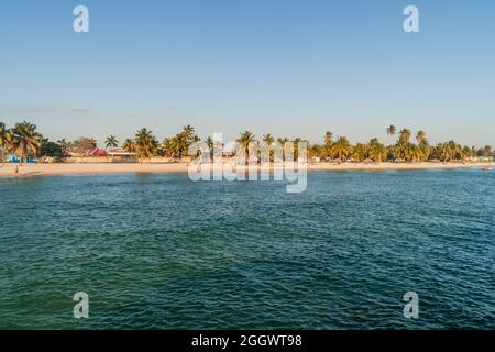 PLAYA GIRON, CUBA - 14 FÉVRIER 2016 : personnes sur une plage dans le village de Playa Giron, Cuba. Banque D'Images