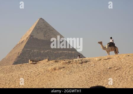La Grande Pyramide de Gizeh, également connue sous le nom de Pyramide de Khufu ou Pyramide de Cheops, est la plus ancienne et la plus grande des trois pyramides de Gizeh Banque D'Images