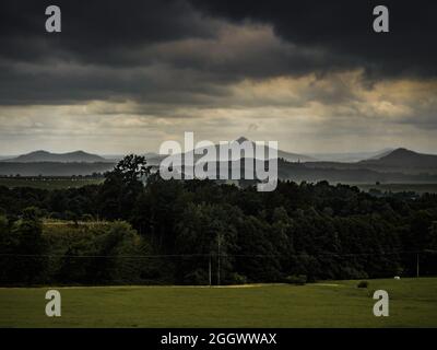 Coucher de soleil incroyable dans les montagnes de Jizera, République Tchèque. Juste quelques minutes avant la tempête. Paysage profond et atmosphérique de paysage sauvage. Banque D'Images