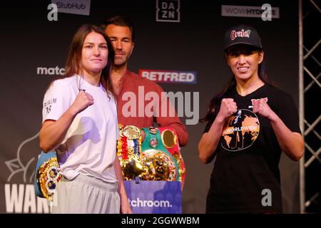 Leeds, Royaume-Uni. 03ème septembre 2021. New Dock Hall, Armouries Drive, Leeds, West Yorkshire, 3 septembre 2021 Katie Taylor et Jennifer Han posent et affrontent lors du combat à venir au stade Emerald Headingley de Leeds. Crédit : Touchlinepics/Alamy Live News Banque D'Images