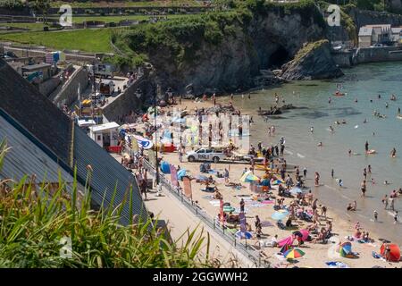 Towan Beach regorge de vacanciers d'été à Newquay, dans les Cornouailles. Banque D'Images