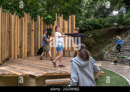 Acteurs lors d'une répétition de combat à l'amphithéâtre Trebah Garden de Cornwall. Banque D'Images