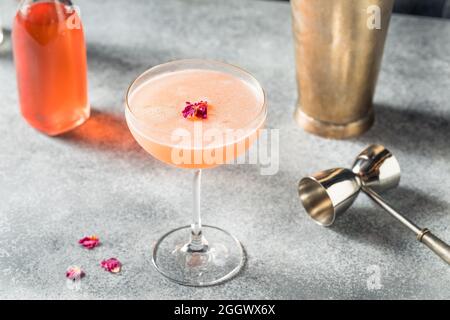 Cocktail pétale à la rose avec Gin et citron Banque D'Images