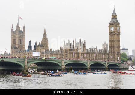 Partie de la Thames Diamond Jubilee Pageant passant par le Palais de Westminster Londres, Grande-Bretagne. Le Pageant était composé de centaines de bateaux qui ont navigué du pont de Battersea au pont de Tower pour célébrer les 60 ans de la reine Elizabeth II sur le trône. Des millions de personnes ont doublé les rives de la Tamise pour regarder le spectacle. South Bank, Londres, Royaume-Uni. 3 juin 2012 Banque D'Images