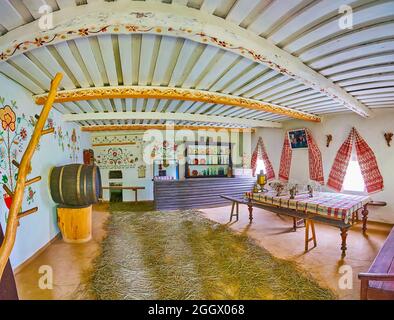 PEREIASLAV, UKRAINE - 22 MAI 2021: Panorama de l'intérieur de l'ukrainien Shynok (taverne) avec meubles vintage, vaisselle, samovar, et fût avec bière, Banque D'Images