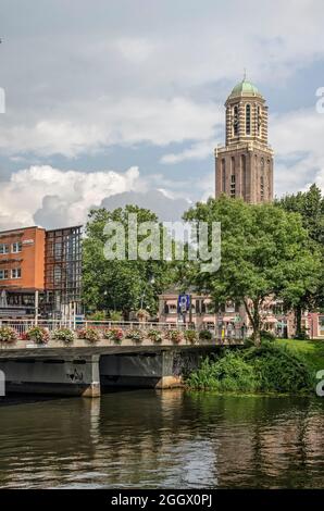 Zwolle, pays-Bas, 20 août 2021 : entrée occidentale de la vieille ville avec l'emblématique tour Peperbus qui s'élève au-dessus des arbres et des maisons Banque D'Images