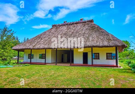 PEREIASLAV, UKRAINE - 22 MAI 2021 : le pittoresque bâtiment blanchi à la chaux de la taverne shynok avec piliers en bois, porche et toit de chaume, Pereiaslav Scansen, Banque D'Images