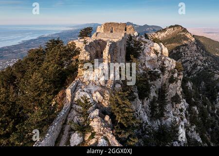 Les ruines du château de Buffavento dans la région de Kyrenia - Chypre - vue aérienne Banque D'Images