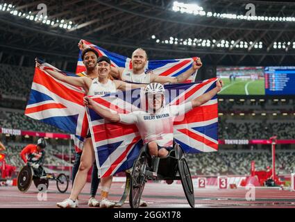 Tokyo, Japon. 3 septembre 2021. Les athlètes de Grande-Bretagne réagissent après la finale du relais universel d'athlétisme de 4x100 m aux Jeux paralympiques de Tokyo de 2020 à Tokyo, au Japon, le 3 septembre 2021. Credit: Hu Huhu/Xinhua/Alay Live News Banque D'Images