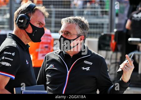 Zandvoort, pays-Bas. 03ème septembre 2021. (De gauche à droite) : Alan Permane (GBR) Alpine F1 Team Directeur des opérations de Trackside avec Pat Fry (GBR) Alpine F1 Team Directeur technique (châssis). Grand Prix de Hollande, vendredi 3 septembre 2021. Zandvoort, pays-Bas. Crédit : James Moy/Alay Live News Banque D'Images