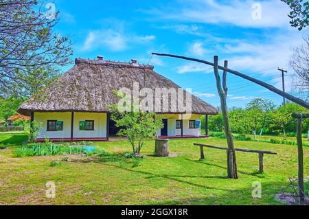 PEREIASLAV, UKRAINE - 22 MAI 2021 : la façade de l'authentique taverne ukrainienne shynok avec ancienne grue bien en premier plan, Pereiaslav Scansen, on Banque D'Images