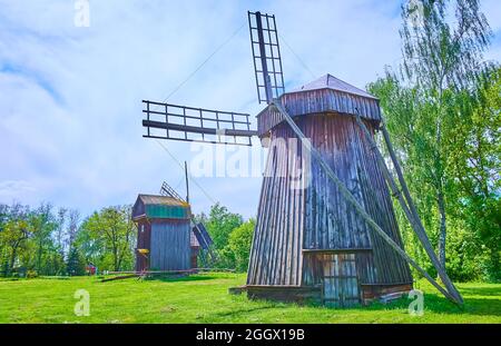 PEREIASLAV, UKRAINE - 22 MAI 2021 : explorez différents moulins à vent historiques en bois à Pereiaslav Scansen, le 22 mai à Pereiaslav Banque D'Images