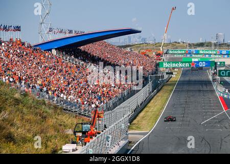 VERSTAPPEN Max (Ned), Red Bull Racing Honda RB16B, action devant ses fans lors du Grand Prix hollandais 2021 de Formule 1 Heineken, 13e tour du Championnat du monde 2021 de Formule 1 de la FIA du 3 au 5 septembre 2021 sur le circuit Zandvoort, à Zandvoort, Pays-Bas - photo Florent Gooden / DPPI Banque D'Images