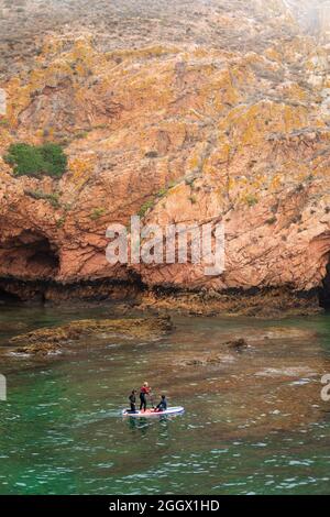 Jeunes garçons pagayant sur l'île de Berlenga Grande, la plus grande île de l'archipel de Berlengas, au large de Peniche, Portugal. Banque D'Images