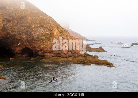 Jeunes garçons pagayant sur l'île de Berlenga Grande, la plus grande île de l'archipel de Berlengas, au large de Peniche, Portugal. Banque D'Images