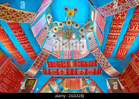 PEREIASLAV, UKRAINE - 22 MAI 2021 : le plafond et le dôme de la vieille église, abritant le musée de Rushnyk, sont décorés de rushn rouge vif brodé Banque D'Images