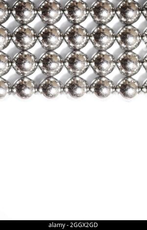 Boules métalliques gros plan. Billes de néodyme (aimants). Carrelage à roulement à billes magnétiques en grille hexagonale parfaite Banque D'Images