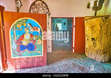 PEREIASLAV, UKRAINE - 22 MAI 2021 : l'ancienne porte en bois de la maison de hata est décorée avec le Cosaque Mamay peinture colorée, Pereiaslav Scansen, le 22 mai dans Banque D'Images