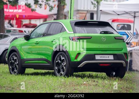 Cobreces, Espagne - 14 août 2021 : exposition de voitures à Cobreces. Modèle Mokka électrique en vert de la marque allemande Opel. Voiture entièrement électrique Banque D'Images