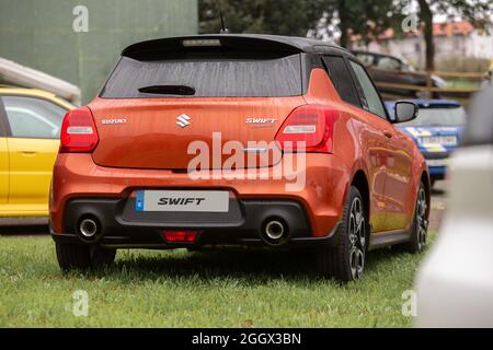 Cobreces, Espagne - 14 août 2021 : spectacle de voitures à Cobreces. Suzuki SWIFT hybride est un nouveau modèle lancé en 2021 par la marque japonaise. Banque D'Images