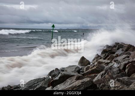 Vagues se brisant le long de la côte galloise Banque D'Images