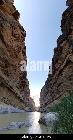 Ciel bleu clair au-dessus de la rivière Rio Grande dans le canyon de Santa Elena dans le parc national de Big Bend, Texas. Banque D'Images