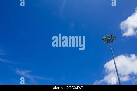 une lampe d'éclairage sur un poteau contre le ciel bleu, une lumière de sport avec fond bleu ciel nuage Banque D'Images