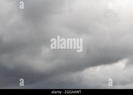 Ciel sombre et nuage noir spectaculaire avant le début de la pluie. Banque D'Images
