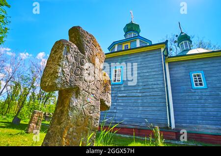 La tombe du Cosaque en pierre médiévale traverse le cimetière à côté de l'église de l'intercession, Pereiaslav Scansen, Ukraine Banque D'Images