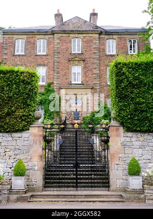 Un imposant manoir en briques construit dans le magnifique village de Derbyshire de Parwich. Banque D'Images