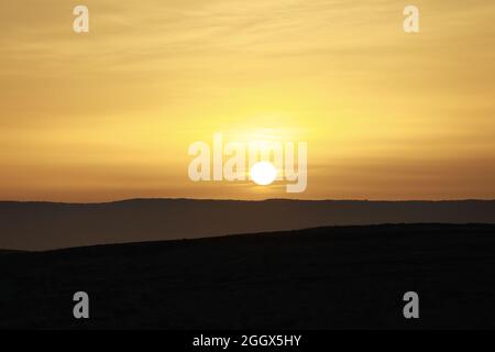 Magnifique lever de soleil pittoresque dans le désert. Banque D'Images