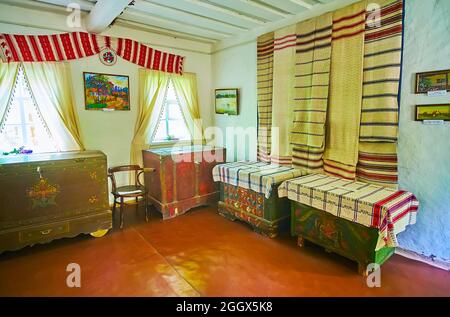 PEREIASLAV, UKRAINE - 22 MAI 2021 : serviettes rushnyk faites à la main, coffres dower en bois avec motifs floraux et peintures à Pereiaslav Scansen, le mai Banque D'Images