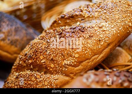 Gros plan de pain avec différentes graines, pain fait maison. Pain frais cuit au boulanger. Banque D'Images