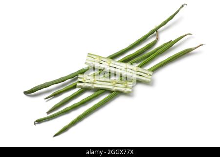 Grains de moringa entiers verts frais et boutures avec graines isolées sur fond blanc Banque D'Images