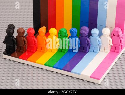 Tambov, Fédération de Russie - 12 août 2021 onze figurines monochromes Lego sur fond d'arc-en-ciel. LEGO : tout le monde est un kit génial. Banque D'Images