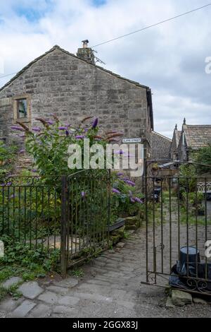 Heptonstall, dans le West Yorkshire, un village de tissage de landes haut dans les landes contenant d'anciens chalets de travailleurs de grès maintenant plus doux Banque D'Images