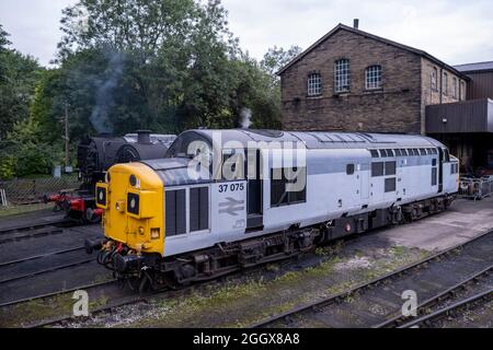 Classe 37 Diesel Locomotive 37 075, construite en 1962 et restaurée et détenue par la Keighley and Haworth Valley Preservation Society Banque D'Images