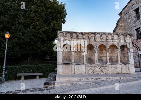 La Fontana Fraterna (ou Fontana della Fraterna, Fontana della Concezione, fontaine de la Sette Cannelle ou simplement Fraterna) est un public élégant Banque D'Images