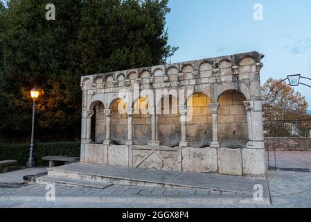 La Fontana Fraterna (ou Fontana della Fraterna, Fontana della Concezione, fontaine de la Sette Cannelle ou simplement Fraterna) est un public élégant Banque D'Images