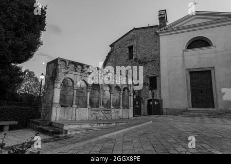 La Fontana Fraterna (ou Fontana della Fraterna, Fontana della Concezione, fontaine de la Sette Cannelle ou simplement Fraterna) est un public élégant Banque D'Images