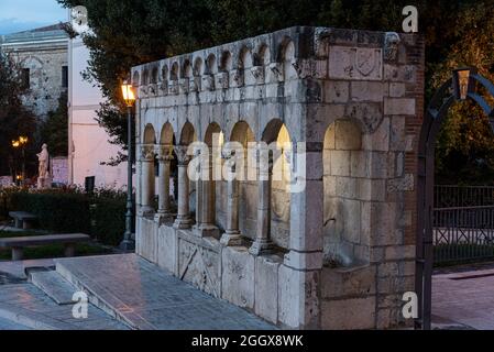 La Fontana Fraterna (ou Fontana della Fraterna, Fontana della Concezione, fontaine de la Sette Cannelle ou simplement Fraterna) est un public élégant Banque D'Images