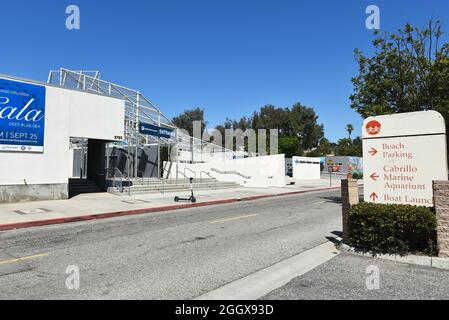 SAN PEDRO, CALIFORNIE - 27 AOÛT 2021 : le panneau de l'aquarium marin Cabrillo et du parking. Banque D'Images