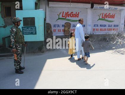 Srinagar, Inde. 03ème septembre 2021. Des soldats paramilitaires indiens gardent la garde dans une zone de marché fermée à Delhi Srinagar, au Cachemire, le 3 septembre 2021. Les autorités indiennes ont imposé vendredi une répression de sécurité et une interdiction quasi totale des communications pour une deuxième journée consécutive au Cachemire après la mort du leader séparatiste Syed Ali Shah Geelani, qui est devenu l'emblème de la défiance des régions contre New Delhi. (Photo de Sajad Hameed/INA photo Agency/Sipa USA) crédit: SIPA USA/Alay Live News Banque D'Images